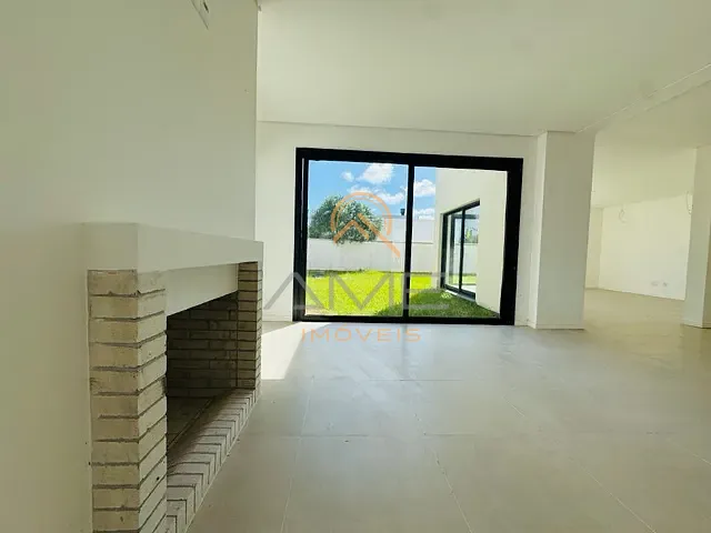 Casa com 290m² 3 quartos e 5 banheiros, à venda ou para alugar, no bairro Laranjal em Pelotas