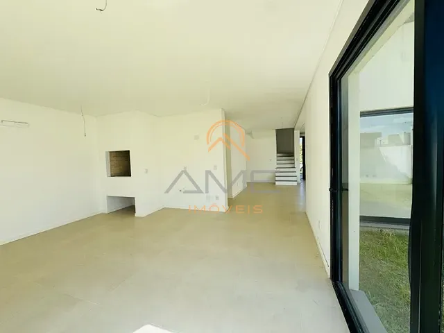 Casa com 290m² 3 quartos e 5 banheiros, à venda ou para alugar, no bairro Laranjal em Pelotas
