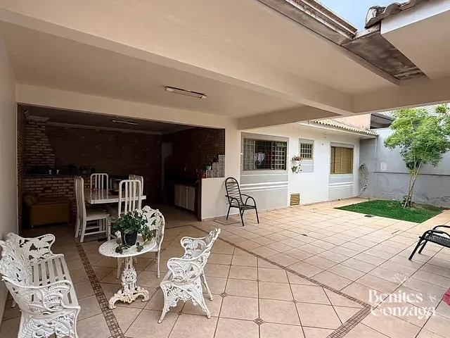 Casa com 300m² 4 quartos e 3 banheiros, à venda, no bairro Jardim dos Pássaros em Maringá