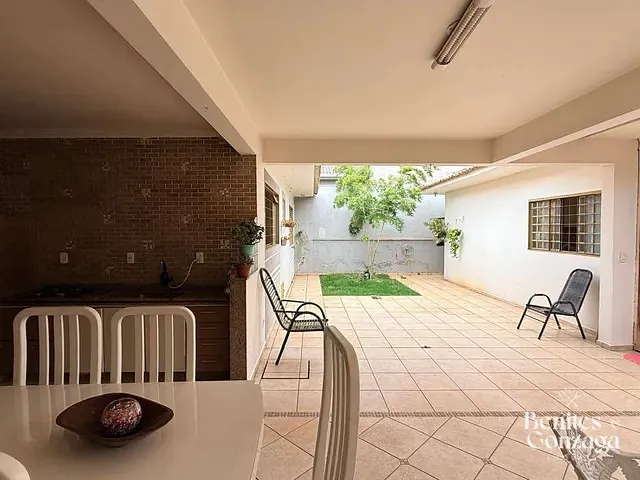 Casa com 300m² 4 quartos e 3 banheiros, à venda, no bairro Jardim dos Pássaros em Maringá