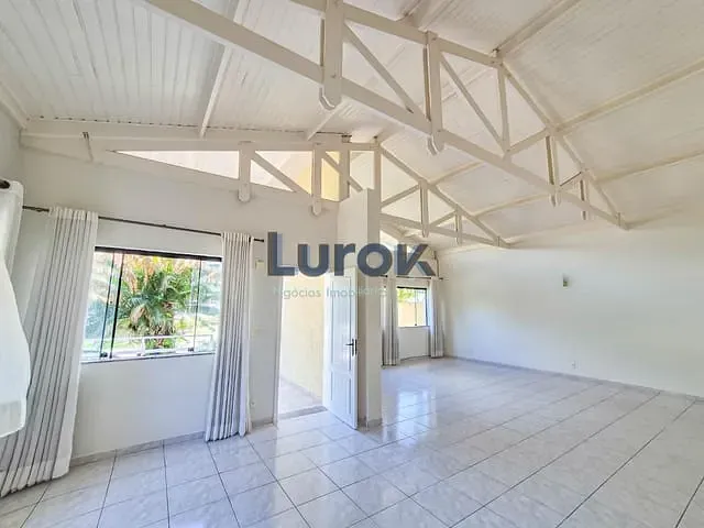 Casa com 580m² 3 quartos e 5 banheiros, para alugar, no bairro Condomínio Residencial Portal do Quiririm em Valinhos