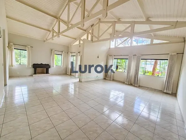 Casa com 580m² 3 quartos e 5 banheiros, para alugar, no bairro Condomínio Residencial Portal do Quiririm em Valinhos