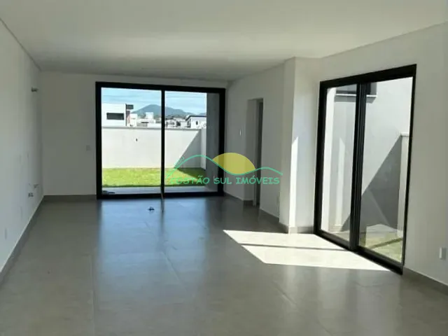Casa 3 quartos e 3 banheiros, à venda, no bairro Campeche em Florianópolis