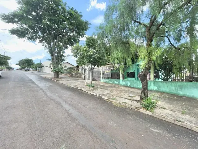 Casa com 300m² 3 quartos e 2 banheiros, à venda, no bairro Jardim Bandeirantes em Rolândia