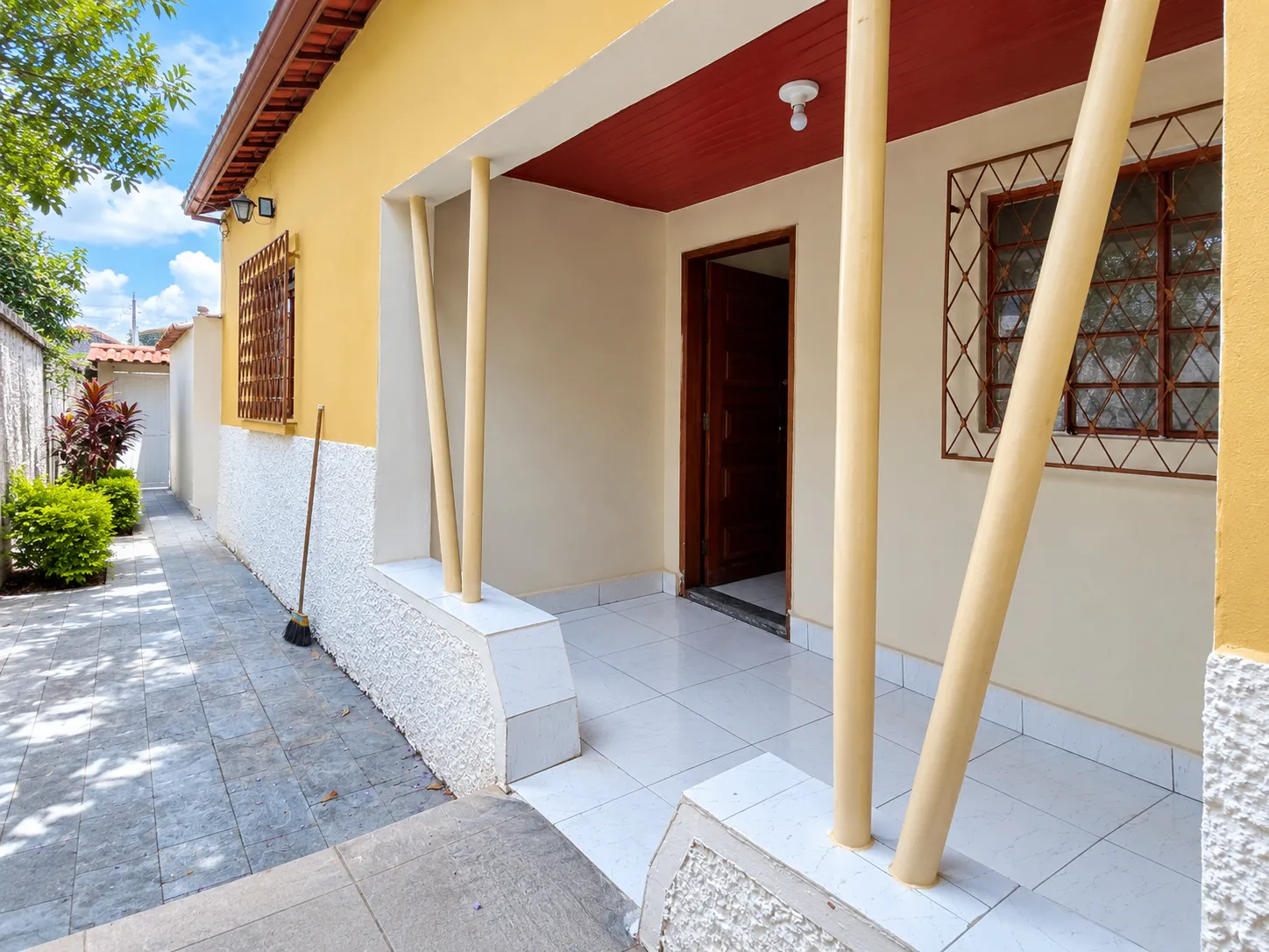 Casa para Alugar com 2 Quartos e 2 Vagas de Garagem no Bairro Minas Brasil, Belo Horizonte/MG