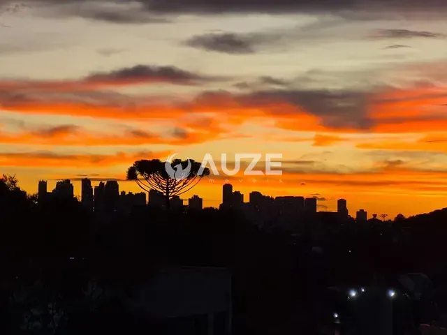 Casa com 400m² 4 quartos e 4 banheiros, à venda, no bairro Santo Inácio em Curitiba