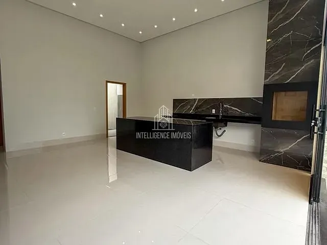 Casa 3 quartos e 2 banheiros, à venda, no bairro Jardim Universitário em Cuiabá