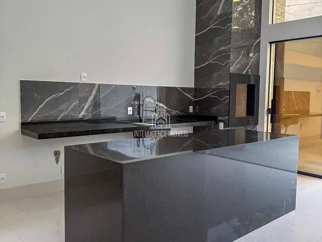 Casa 3 quartos e 2 banheiros, à venda, no bairro Jardim Universitário em Cuiabá
