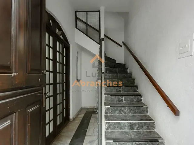 Casa com 230m², para alugar, no bairro Vila Romana em São Paulo