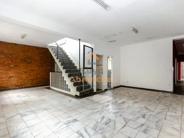 Casa com 230m², para alugar, no bairro Vila Romana em São Paulo