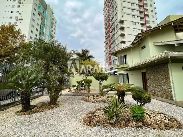 Casa com 700m² 6 quartos e 3 banheiros, à venda, no bairro Vila Operária em Itajaí