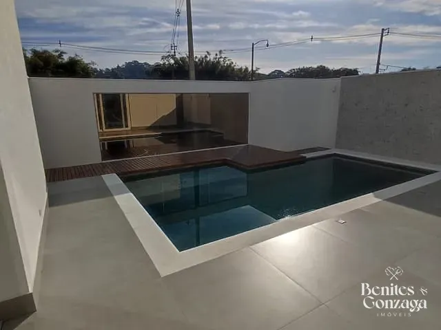 Casa 4 quartos e 5 banheiros, para alugar, no bairro Chácaras Aeroporto em Maringá