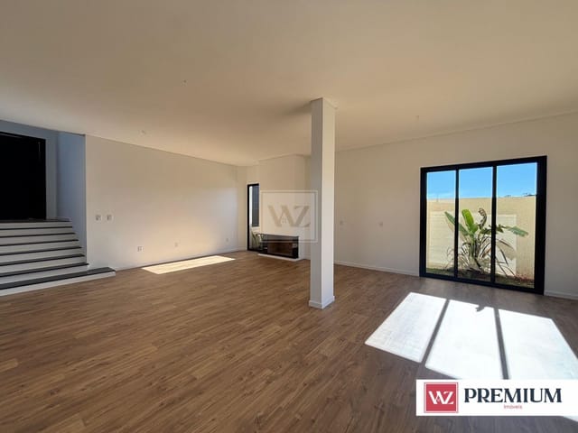 Casa com 300m² 3 quartos e 4 banheiros, à venda, no bairro Colônia Dona Luíza em Ponta Grossa