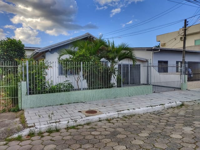 Casa com 250m² 3 quartos e 2 banheiros, à venda, no bairro Cordeiros em Itajaí