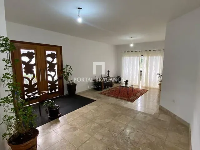Casa com 1500m² 3 quartos e 5 banheiros, à venda ou para alugar, no bairro Lagos de Santa Helena em Bragança Paulista