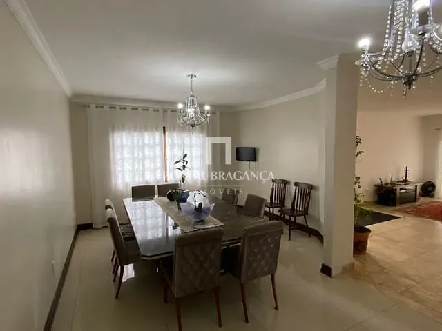 Casa com 1500m² 3 quartos e 5 banheiros, à venda ou para alugar, no bairro Lagos de Santa Helena em Bragança Paulista