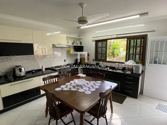 Casa com 1500m² 3 quartos e 5 banheiros, à venda ou para alugar, no bairro Lagos de Santa Helena em Bragança Paulista