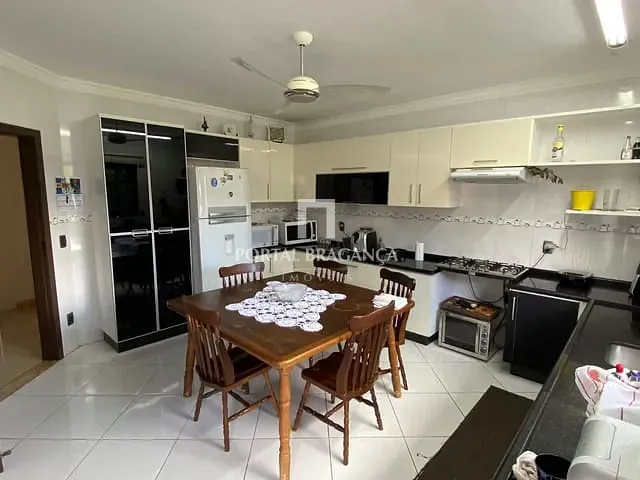 Casa com 1500m² 3 quartos e 5 banheiros, à venda ou para alugar, no bairro Lagos de Santa Helena em Bragança Paulista