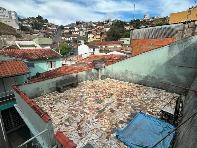 Casa 3 quartos e 2 banheiros, à venda ou para alugar, no bairro Vila Menezes em Poços de Caldas