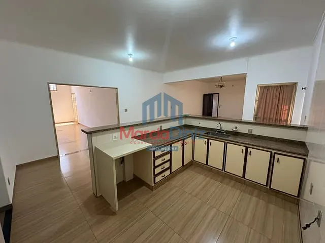 Casa 4 quartos e 1 banheiro, para alugar, no bairro Centro em Ituverava
