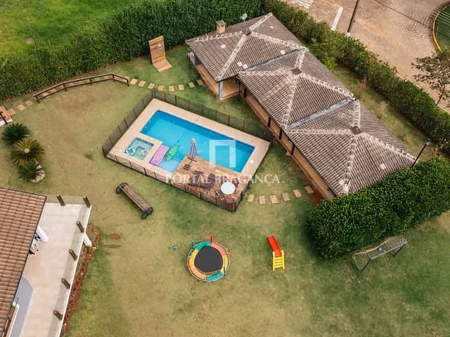 Casa com 2500m² 4 quartos e 6 banheiros, à venda, no bairro Condomínio Residencial Vila Rica em Bragança Paulista