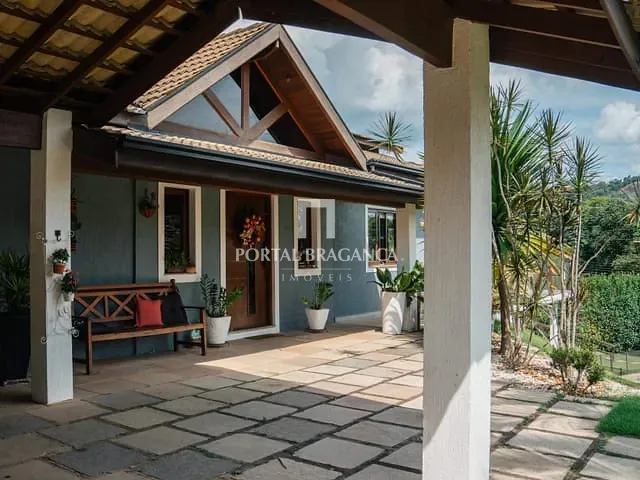 Casa com 2500m² 4 quartos e 6 banheiros, à venda, no bairro Condomínio Residencial Vila Rica em Bragança Paulista