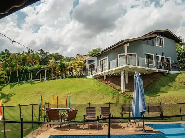 Casa com 2500m² 4 quartos e 6 banheiros, à venda, no bairro Condomínio Residencial Vila Rica em Bragança Paulista