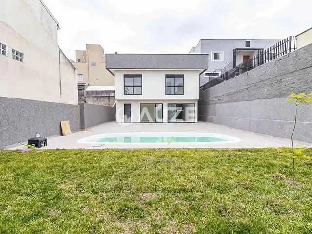 Casa 3 quartos e 5 banheiros, à venda, no bairro Boqueirão em Curitiba