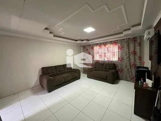 Casa com 277m² 3 quartos e 2 banheiros, à venda, no bairro Conjunto Habitacional Santiago em Rolândia