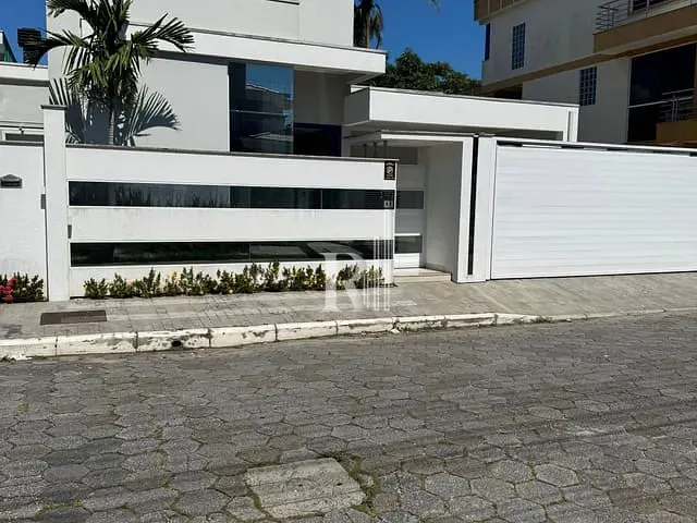 Casa com 315m² 3 quartos e 3 banheiros, à venda, no bairro Universitário em Tijucas