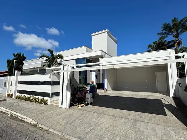 Casa com 315m² 3 quartos e 3 banheiros, à venda, no bairro Universitário em Tijucas