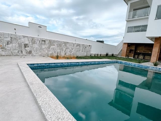 Casa com 600m² 6 quartos e 5 banheiros, à venda, no bairro Vale dos Cristais em Macaé