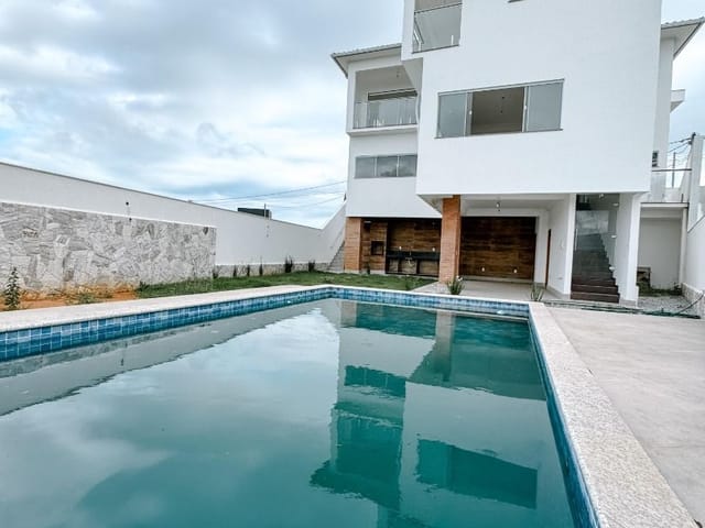 Casa com 600m² 6 quartos e 5 banheiros, à venda, no bairro Vale dos Cristais em Macaé