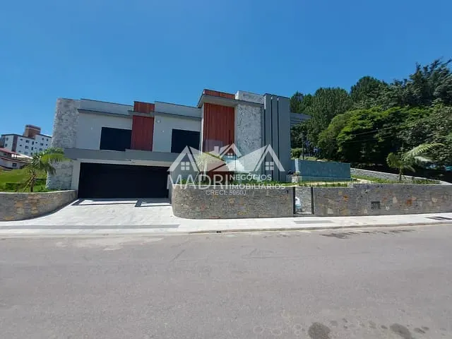 Casa com 450m² 3 quartos e 4 banheiros, à venda, no bairro Pedra Branca em Palhoça