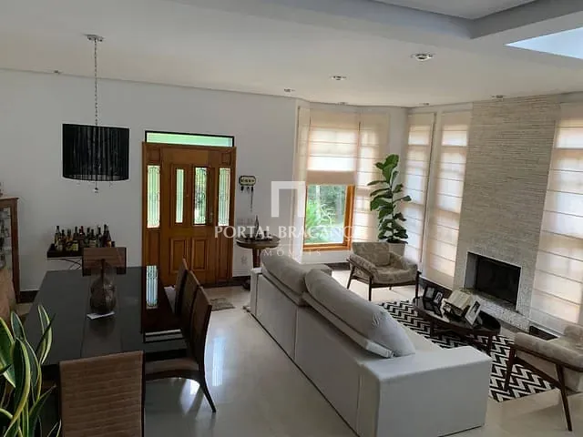 Casa com 500m² 4 quartos e 5 banheiros, à venda, no bairro Residencial Colinas de São Francisco em Bragança Paulista
