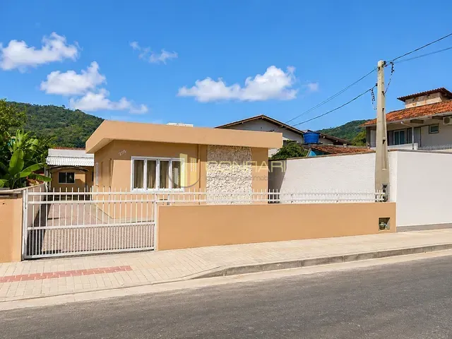 Casa 2 quartos e 1 banheiro, à venda, no bairro centro em Porto Belo
