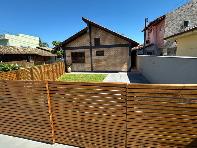 Foto do Casa - 🏡✨ Casa para Aluguel no Ribeirão da Ilha com 2 Quartos, Churrasqueira,  Aceita Pet Pequeno em Região Tranquila 🌿🐾 | Costão Sul Imóveis