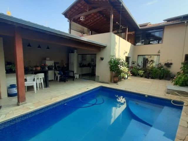 Casa com 256m², à venda, no bairro Cambuí em Cambuí