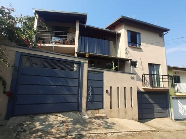 Casa com 256m², à venda, no bairro Cambuí em Cambuí