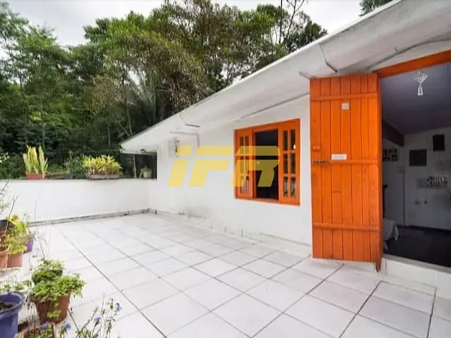 Casa com 1000m² 7 quartos e 2 banheiros, à venda, no bairro Corcovado em Ubatuba