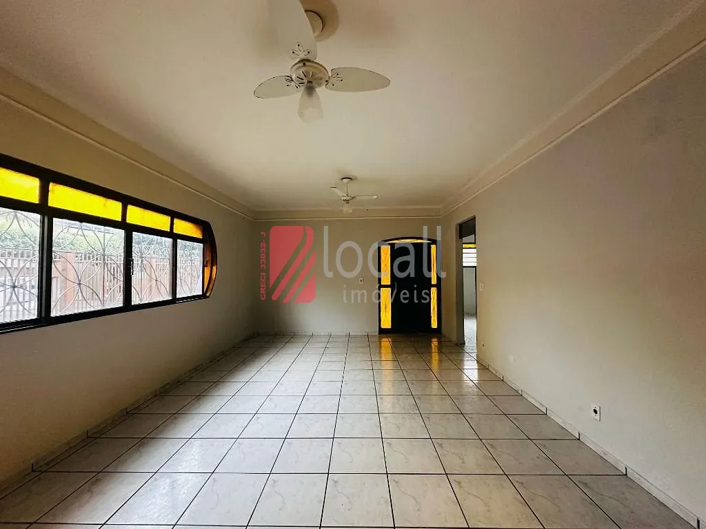 Casa com 3 quartos à venda, 252m² — foto 2 de 35
