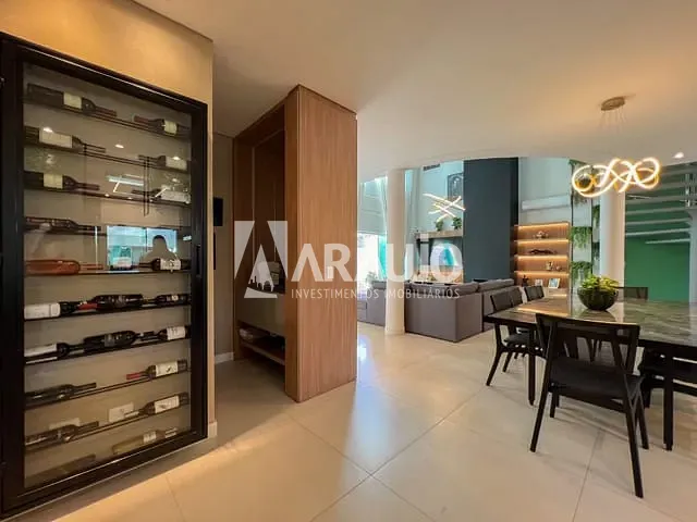 Casa com 300m² 4 quartos e 5 banheiros, à venda, no bairro Praia dos Amores em Balneário Camboriú