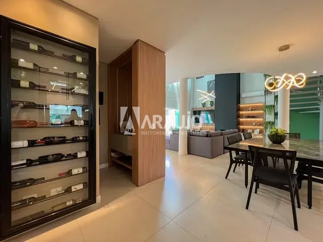 Casa com 300m² 4 quartos e 5 banheiros, à venda, no bairro Praia dos Amores em Balneário Camboriú