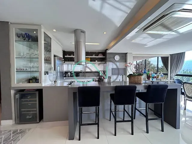 Casa com 304m² 3 quartos e 5 banheiros, à venda, no bairro Centenário em Sapiranga