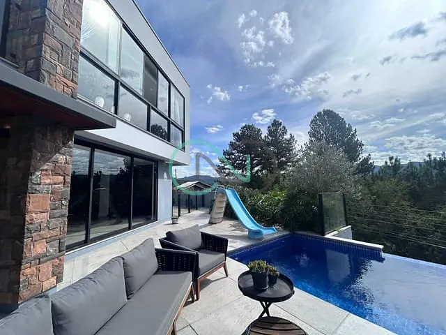 Casa com 304m² 3 quartos e 5 banheiros, à venda, no bairro Centenário em Sapiranga