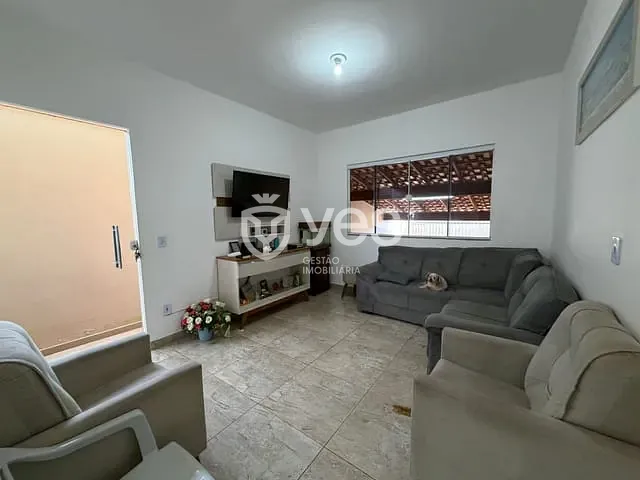 Casa 2 quartos e 2 banheiros, para alugar, no bairro Vila São Pedro em Araxá