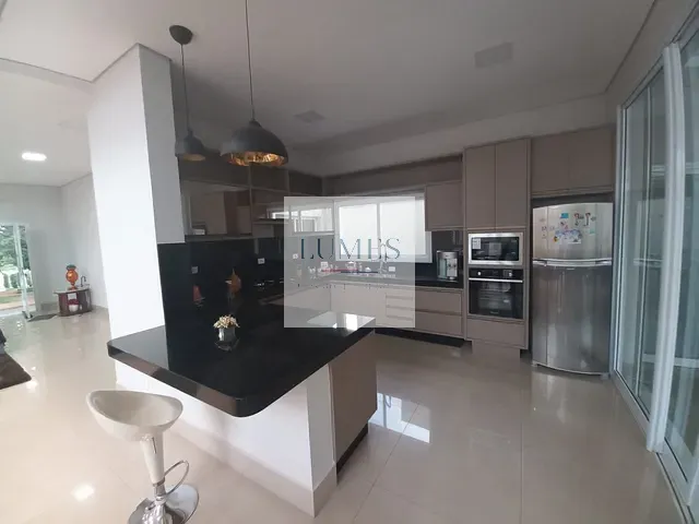Casa 4 quartos e 5 banheiros, à venda, no bairro Vila Cordenonsi em Americana