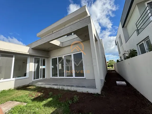 Casa com 400m² 4 quartos e 5 banheiros, à venda, no bairro Laranjal em Pelotas