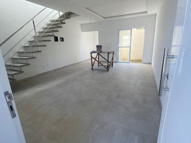 Casa à venda, no bairro Balneário Pereque em Porto Belo