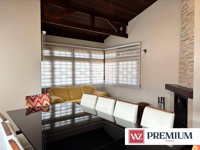 Casa com 950m² 3 quartos e 4 banheiros, à venda, no bairro Uvaranas em Ponta Grossa
